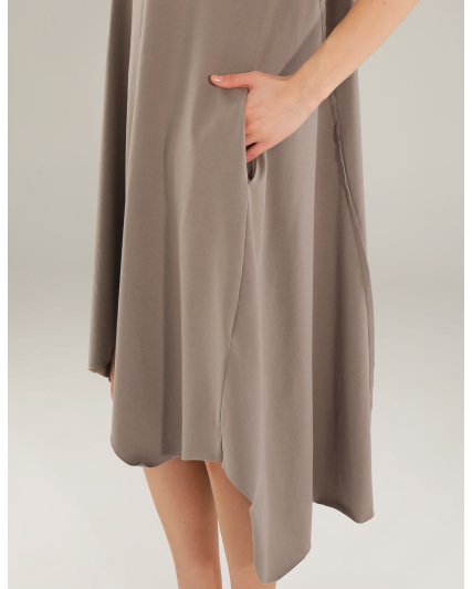 Brązowa sukienka z naszyjnikiem